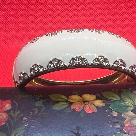 STELLA & DOT Cream Rhinestone Enamel Hinged Bangle Bracelet Chunky GoldTone - Picture 5 of 12